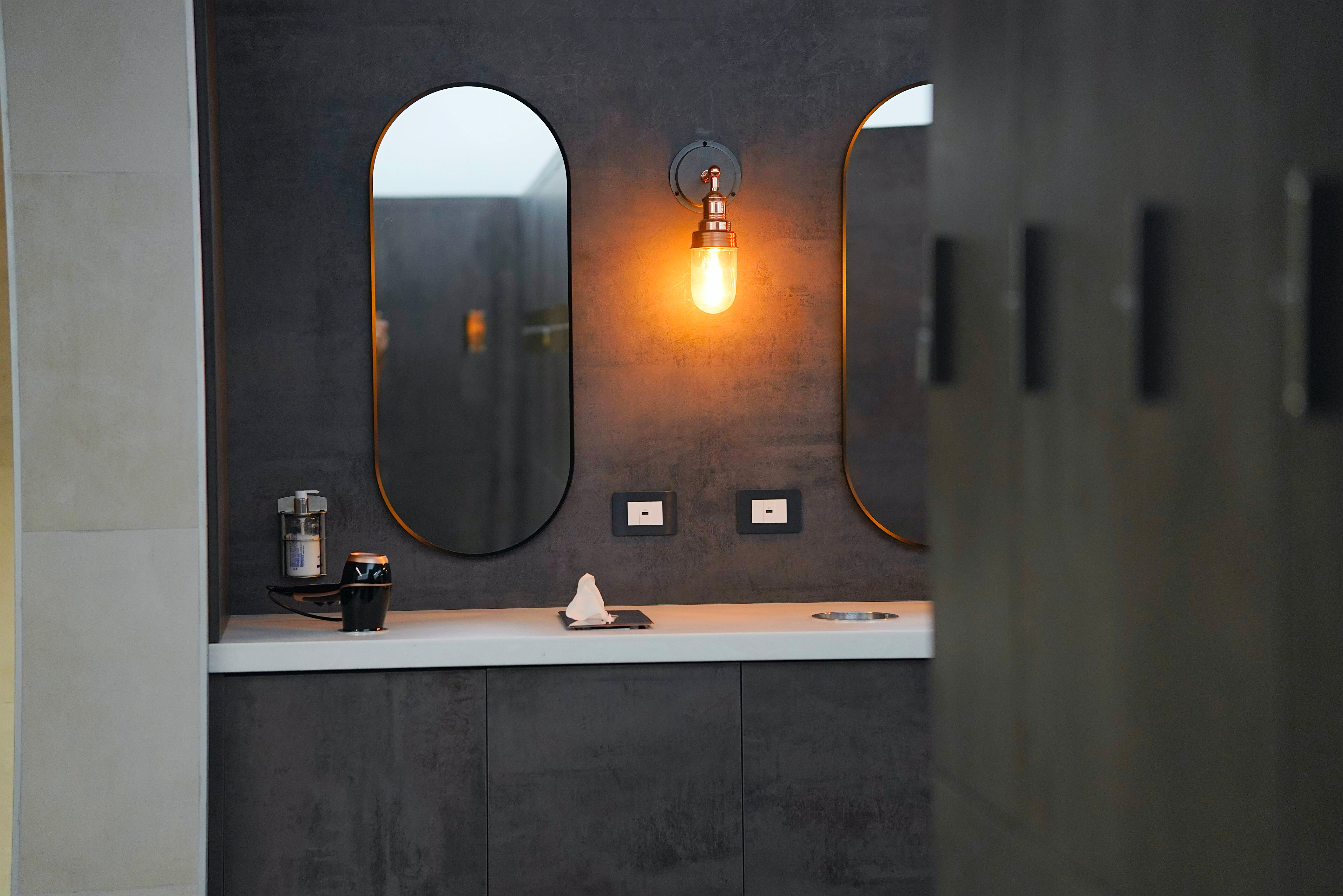 Mirrors in the soothing atmosphere of the changing room