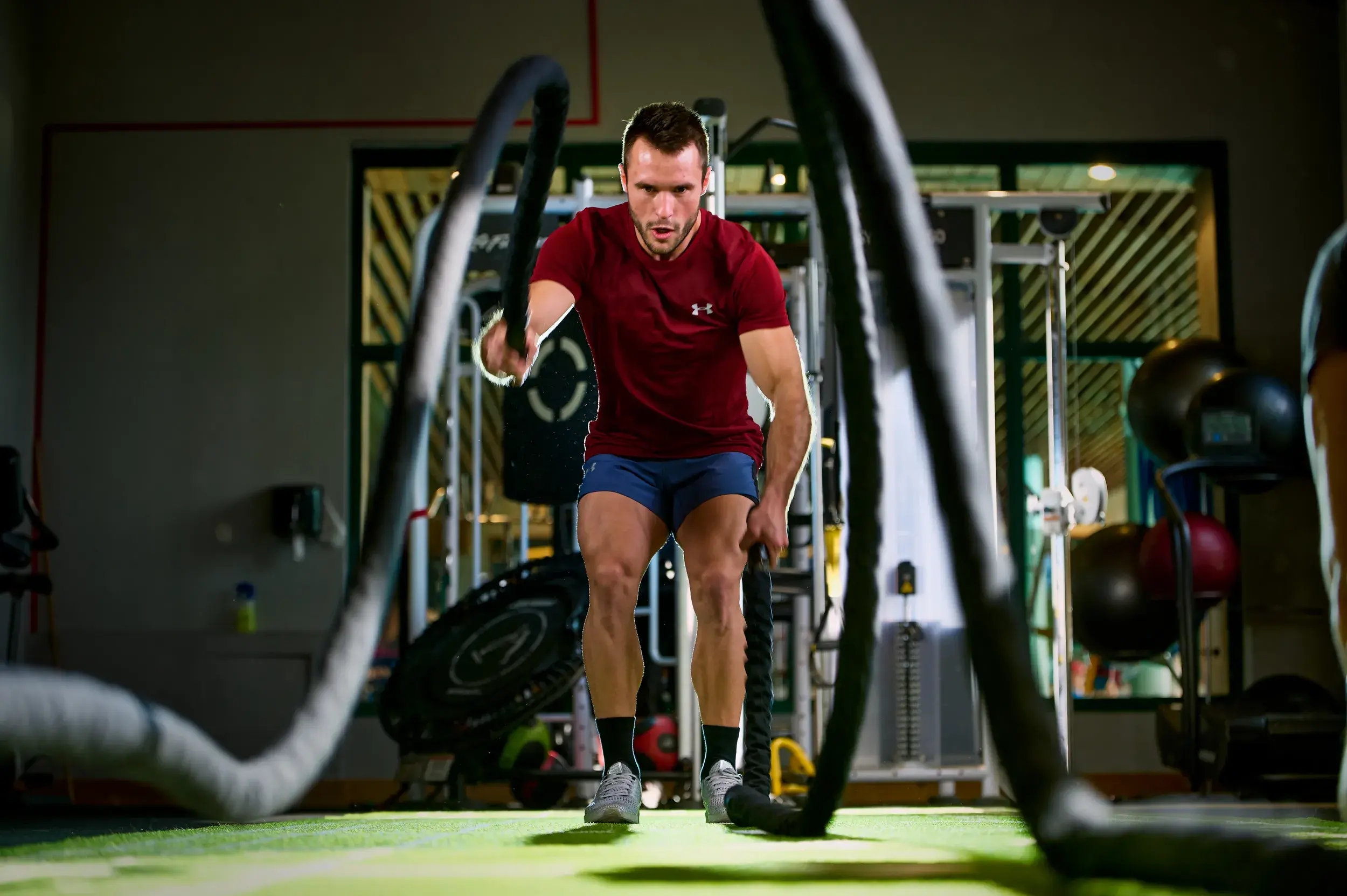 A man using the battleropes