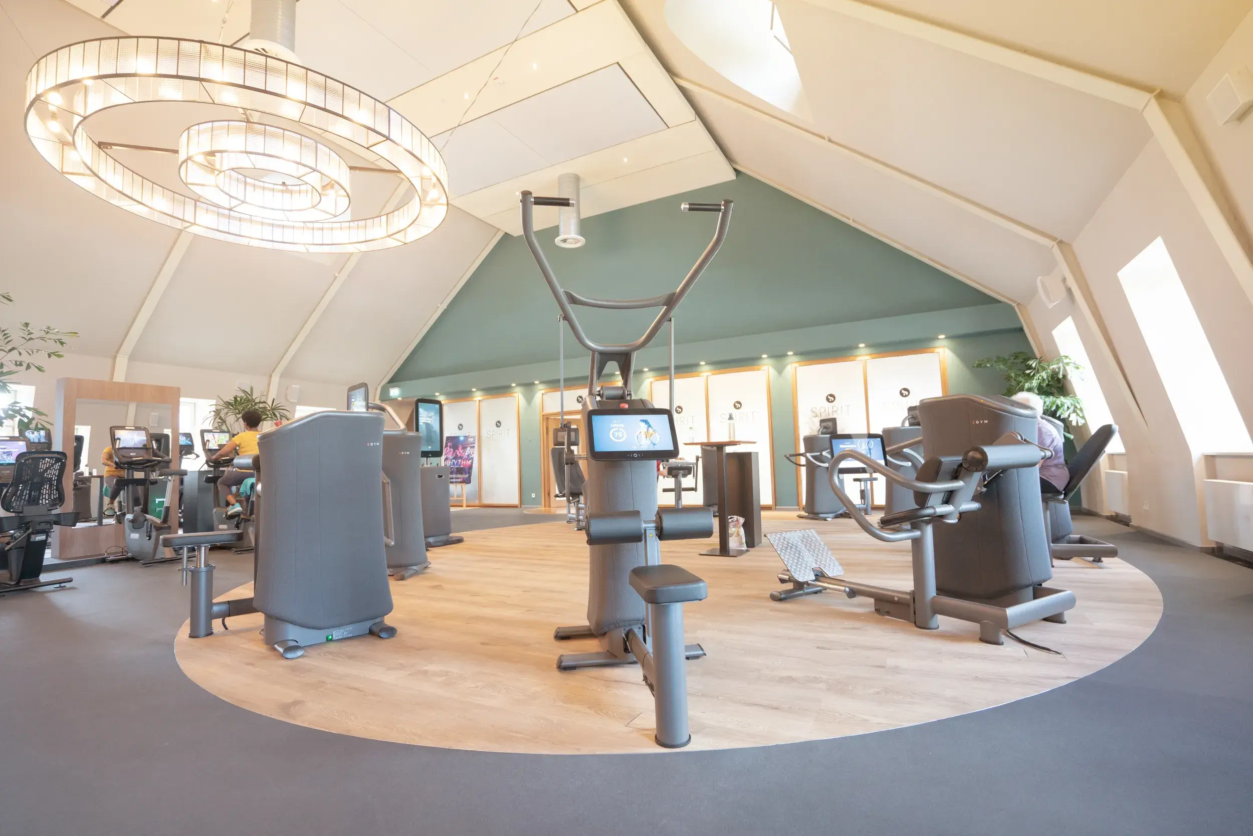 EGYM-Geräte im Fitnessbereich