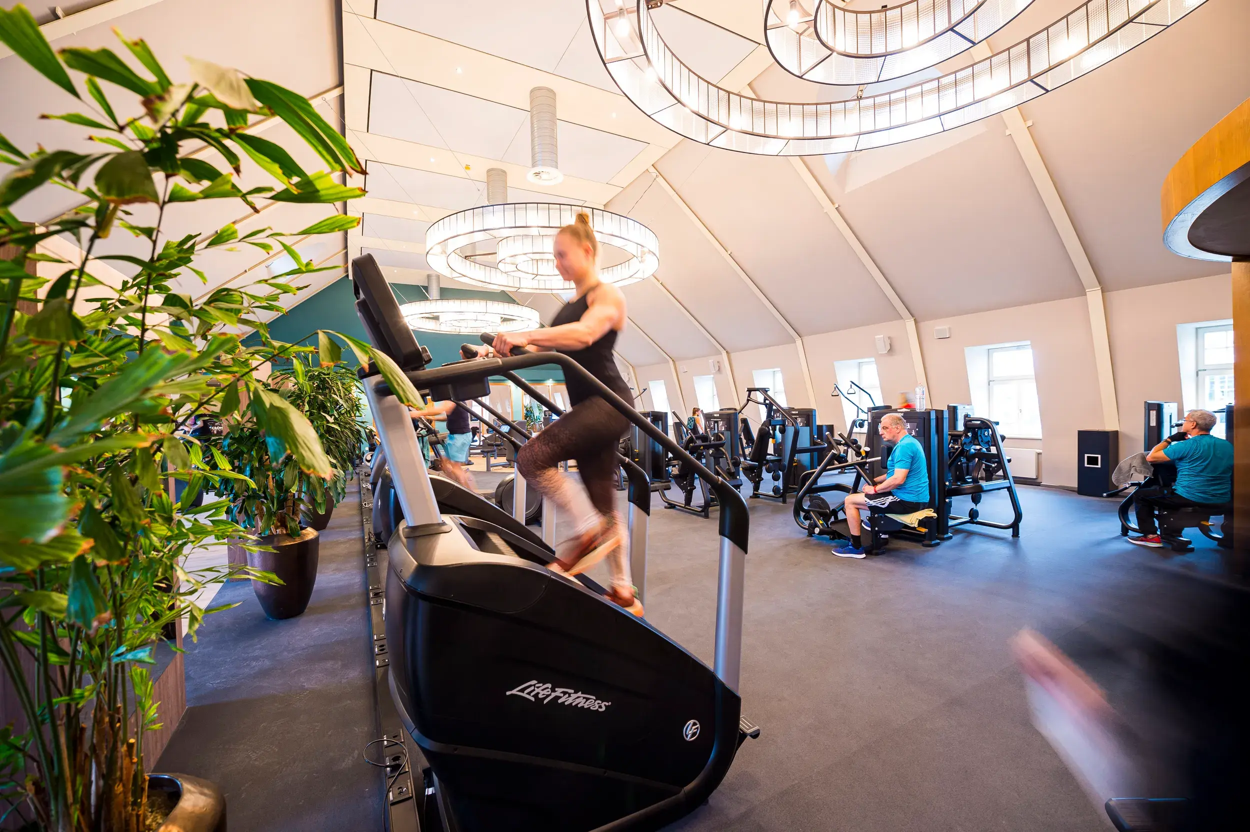 Mann trainiert im Fitnessstudio