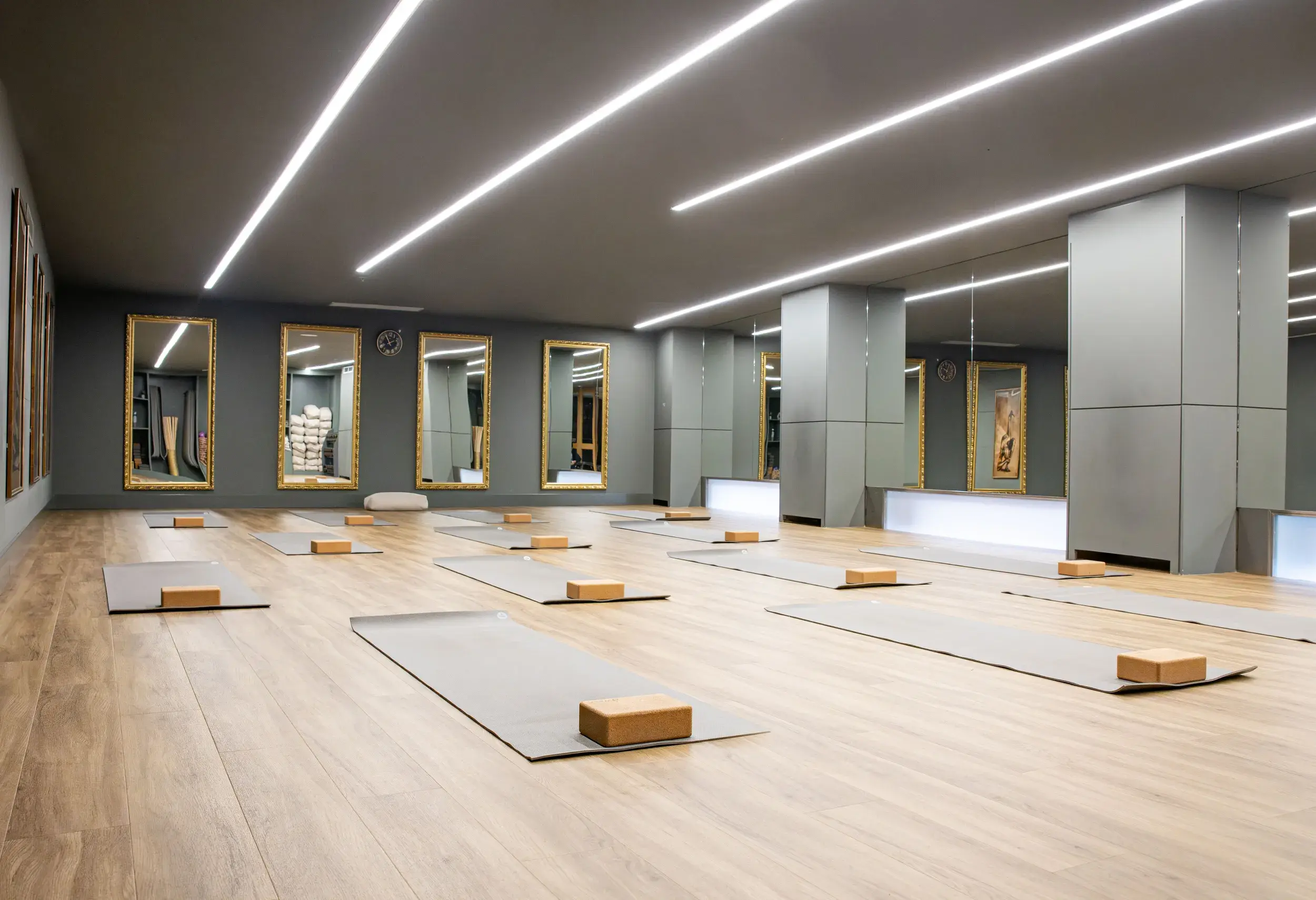Esterillas de yoga en un estudio de David Lloyd Serrano