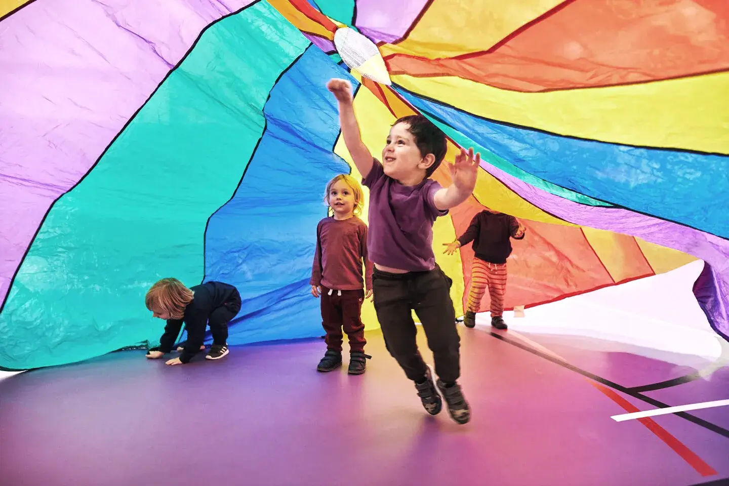 Gluckliche Kinder spielen drinnen