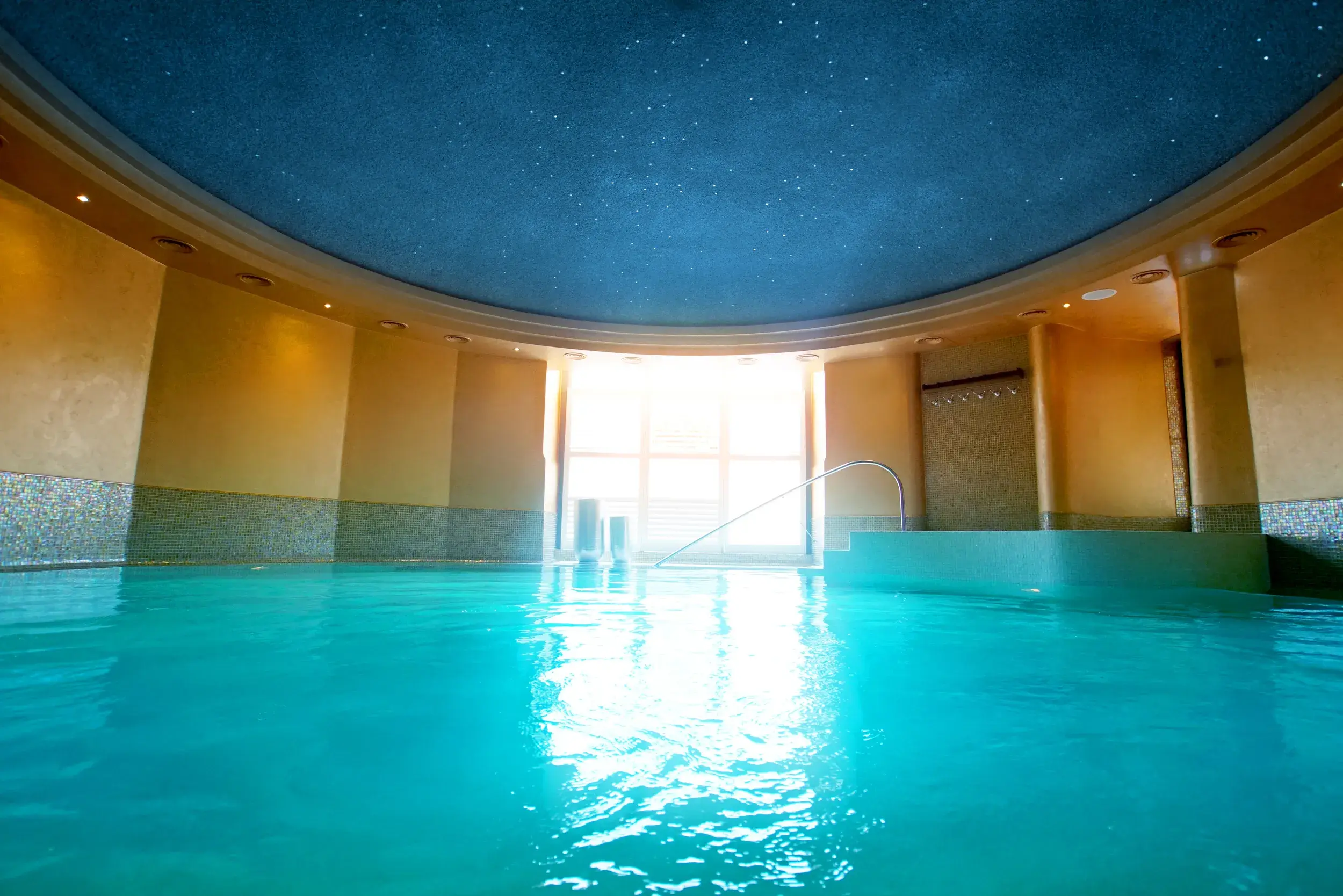 Ein Innenpool im David Lloyd Meridian Club