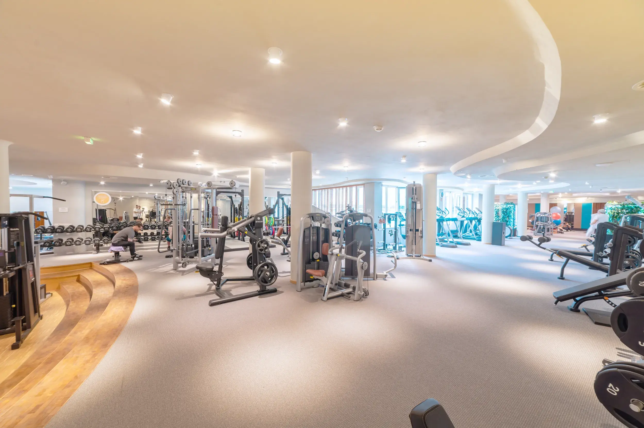 Der Innenbereich eines Fitnessstudios bei David Lloyd Meridian Am Michel