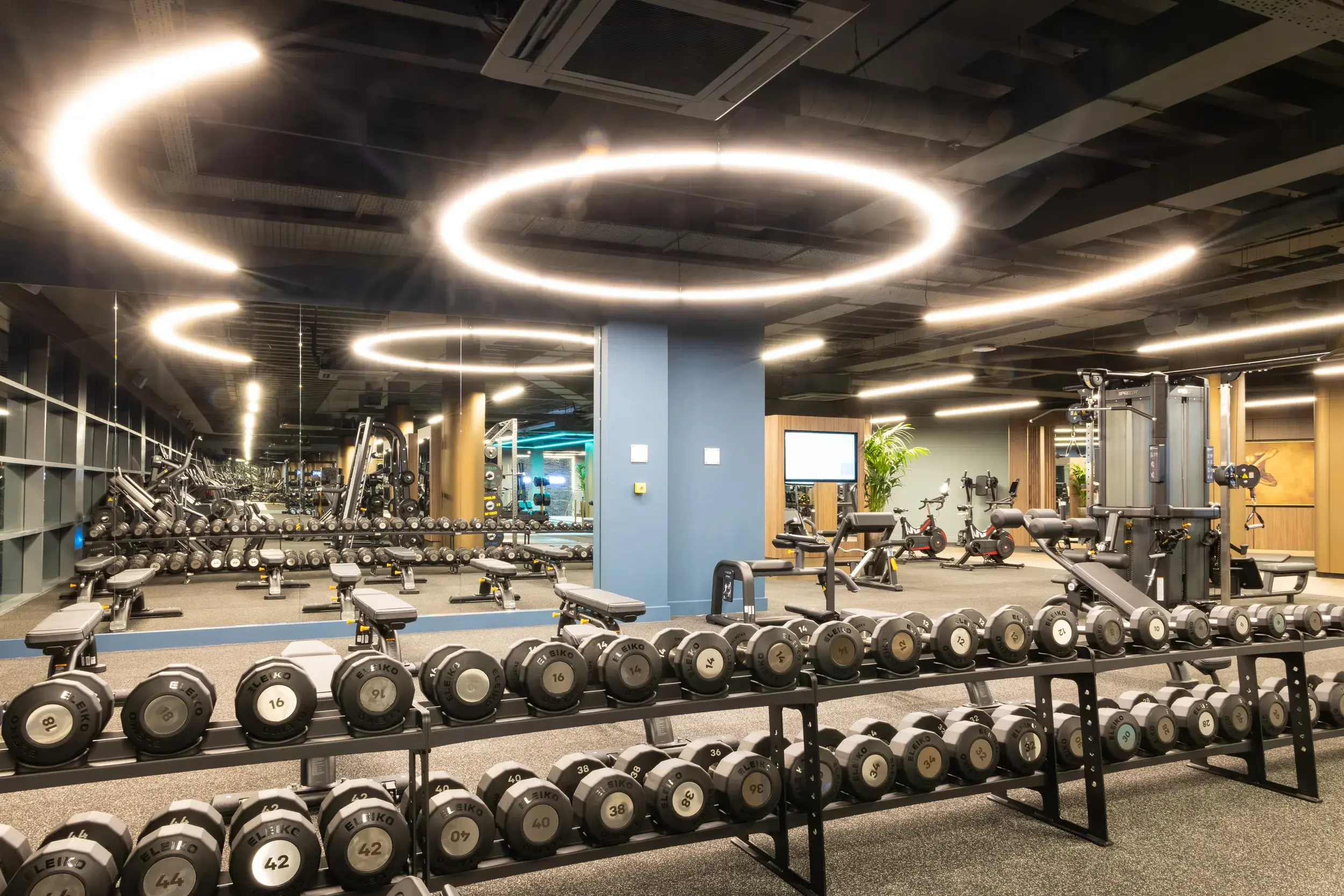 Hydro pool and loungers in the Spa Retreat