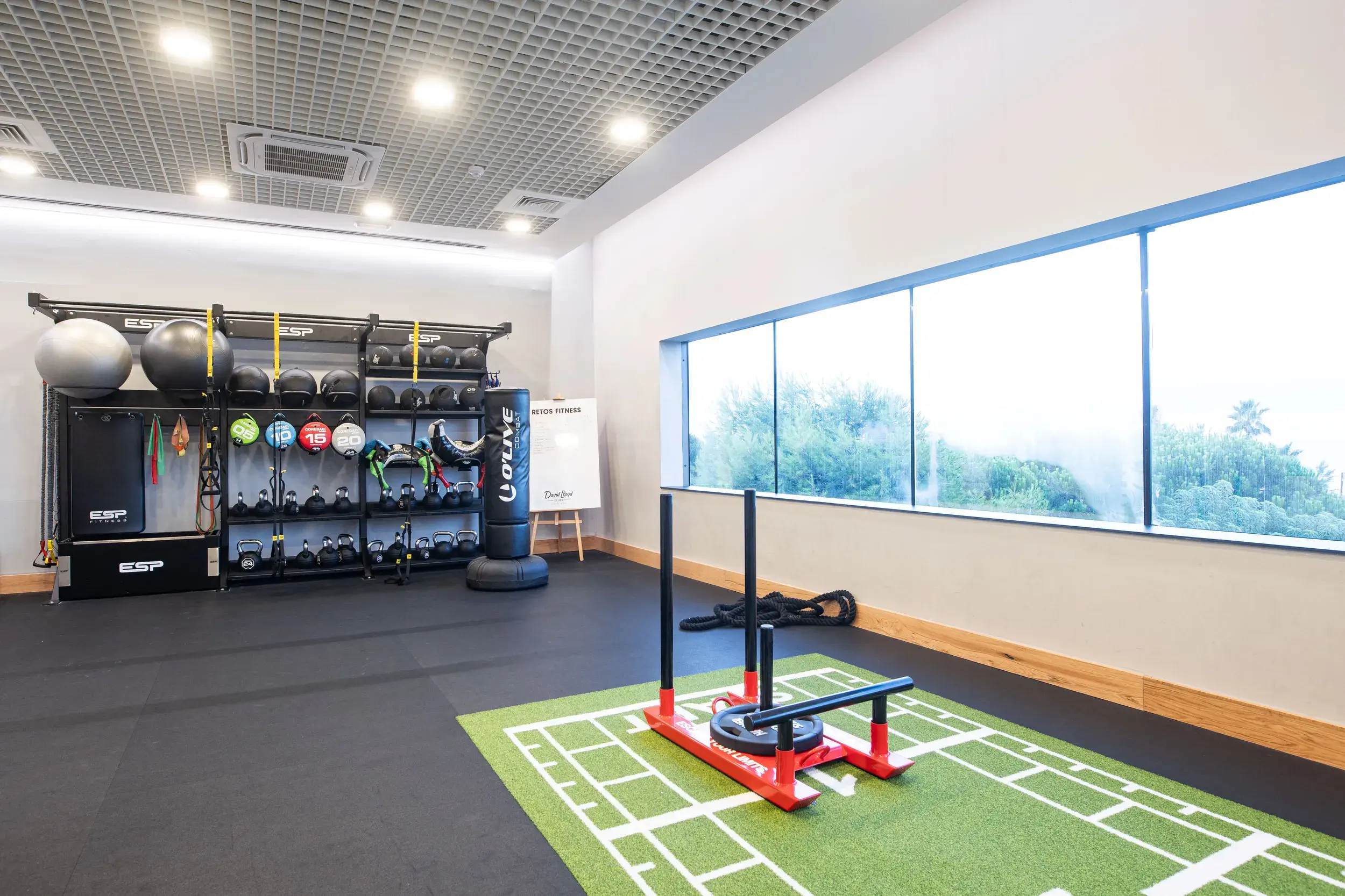 Two women stretching in the gym in Gavà Mar