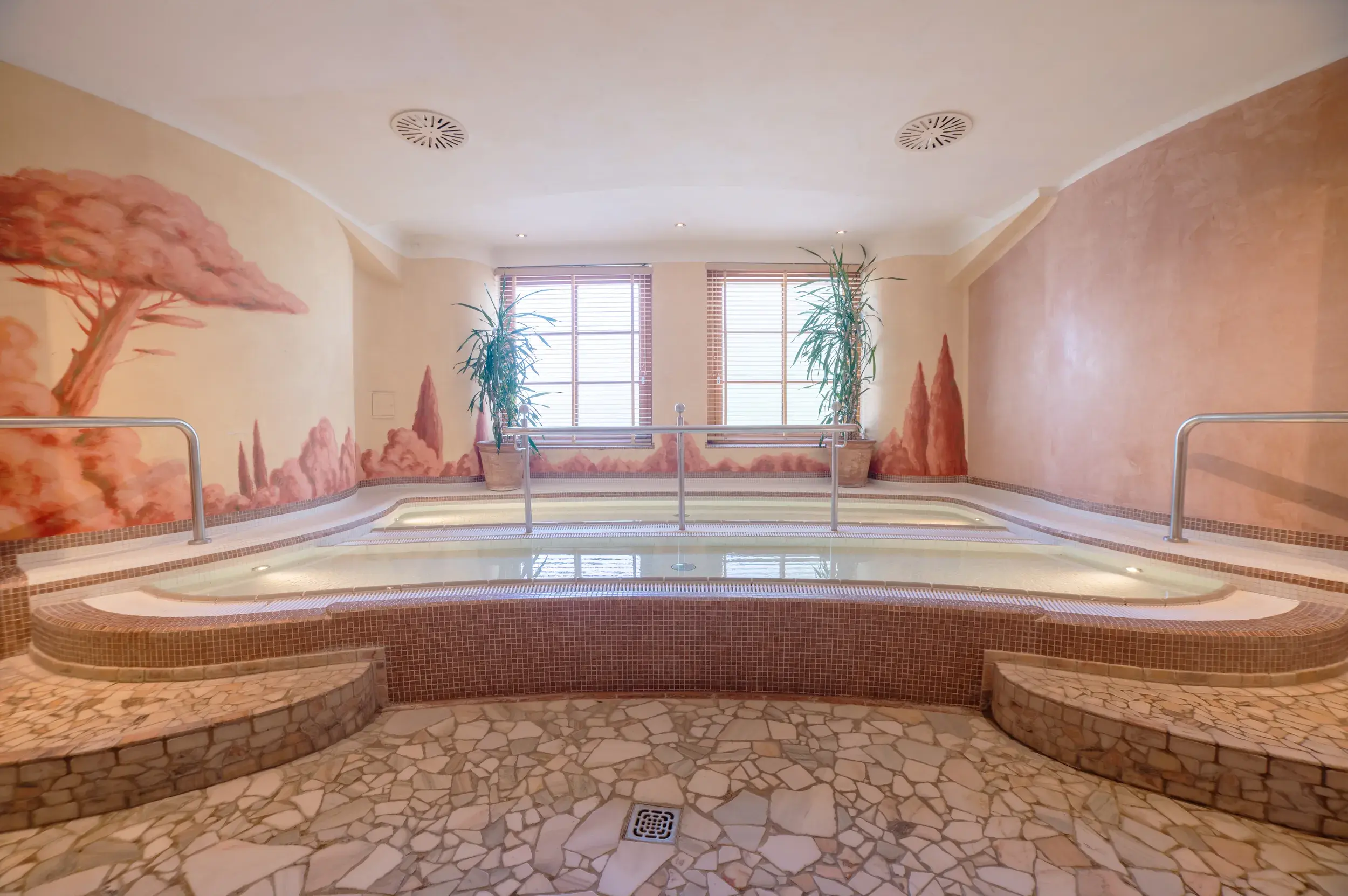 Ein Innenpool im David Lloyd Meridian Club