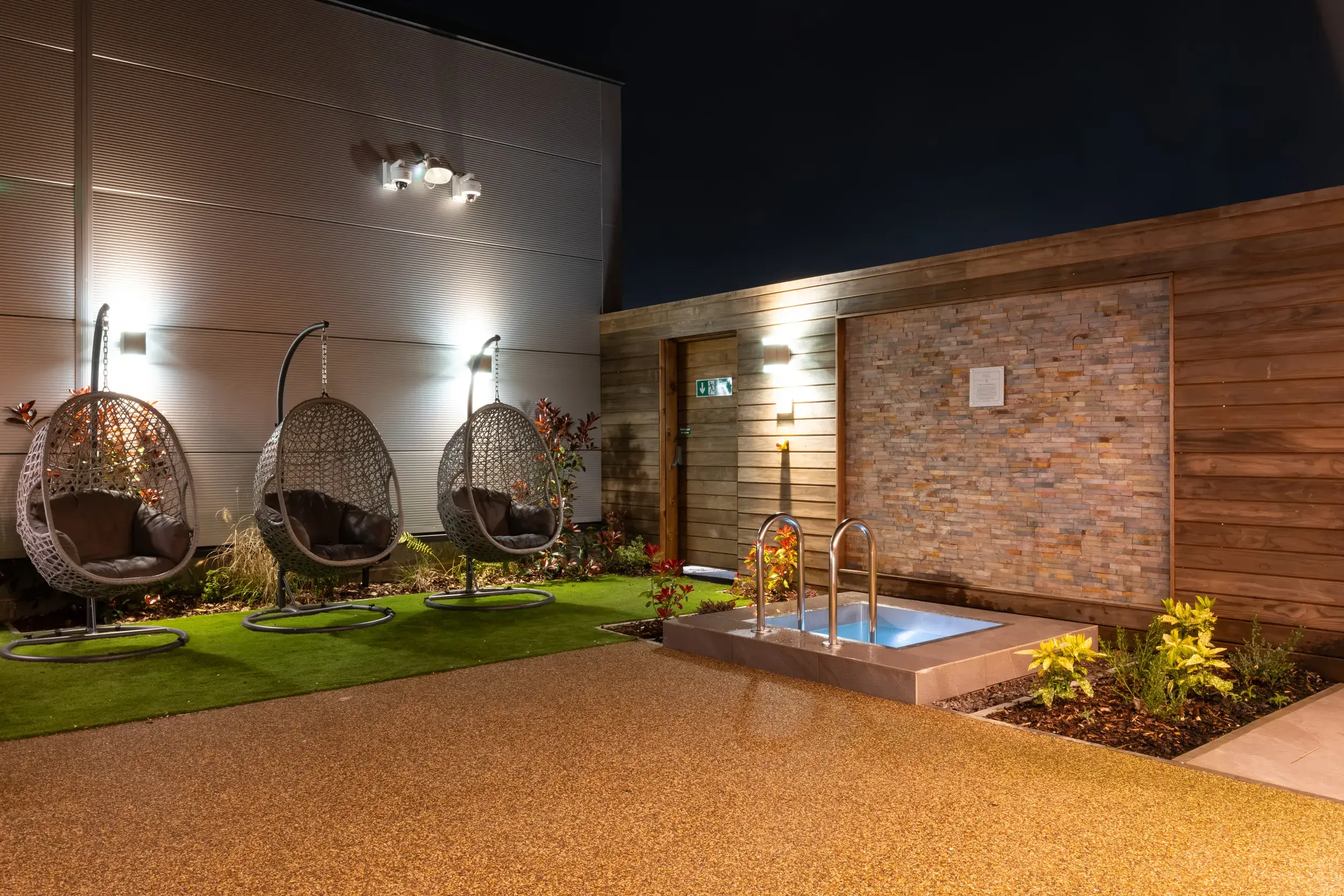 Outdoor plunge pool
