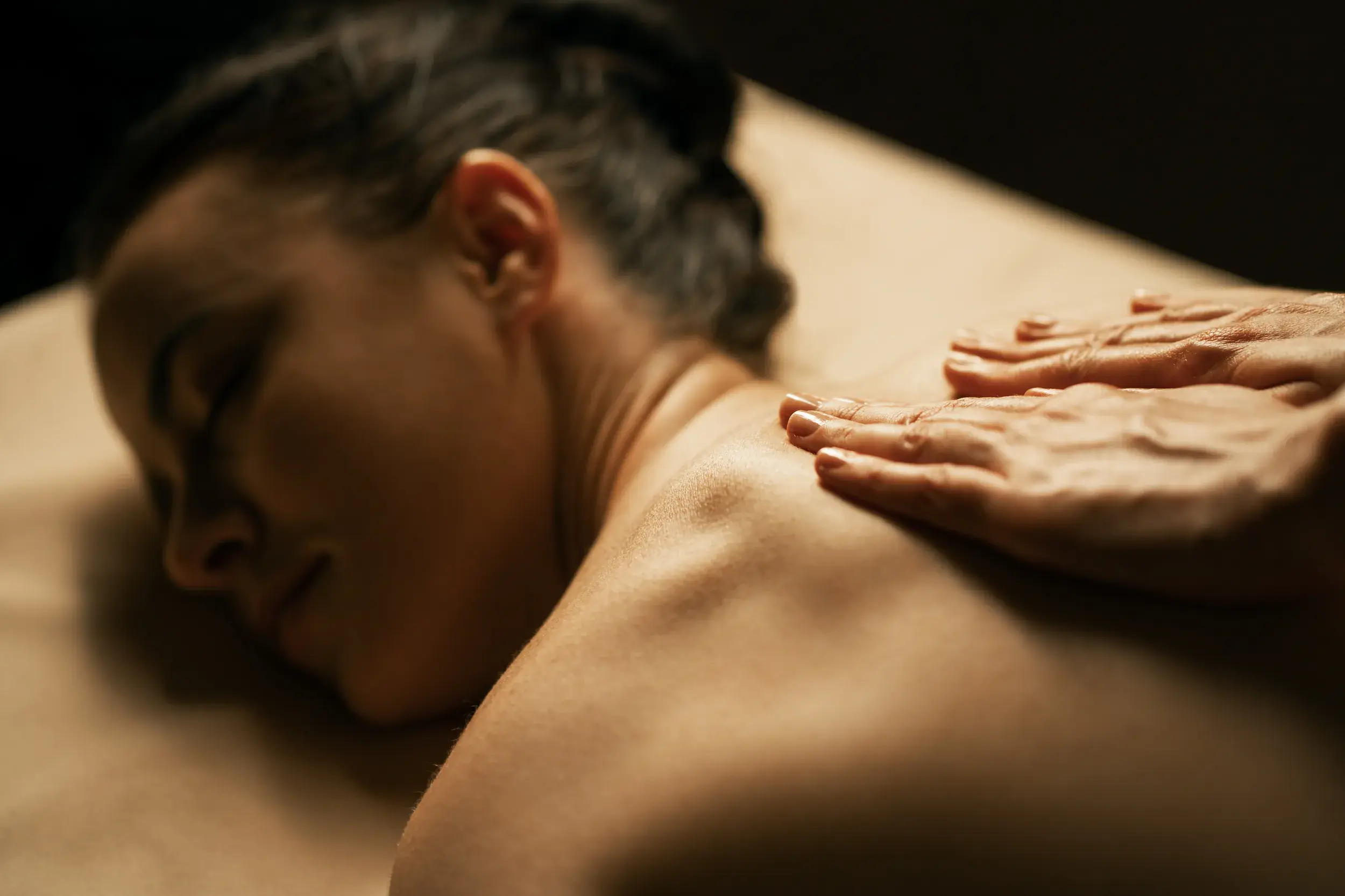 Nahaufnahme einer Hot-Stone-Massage