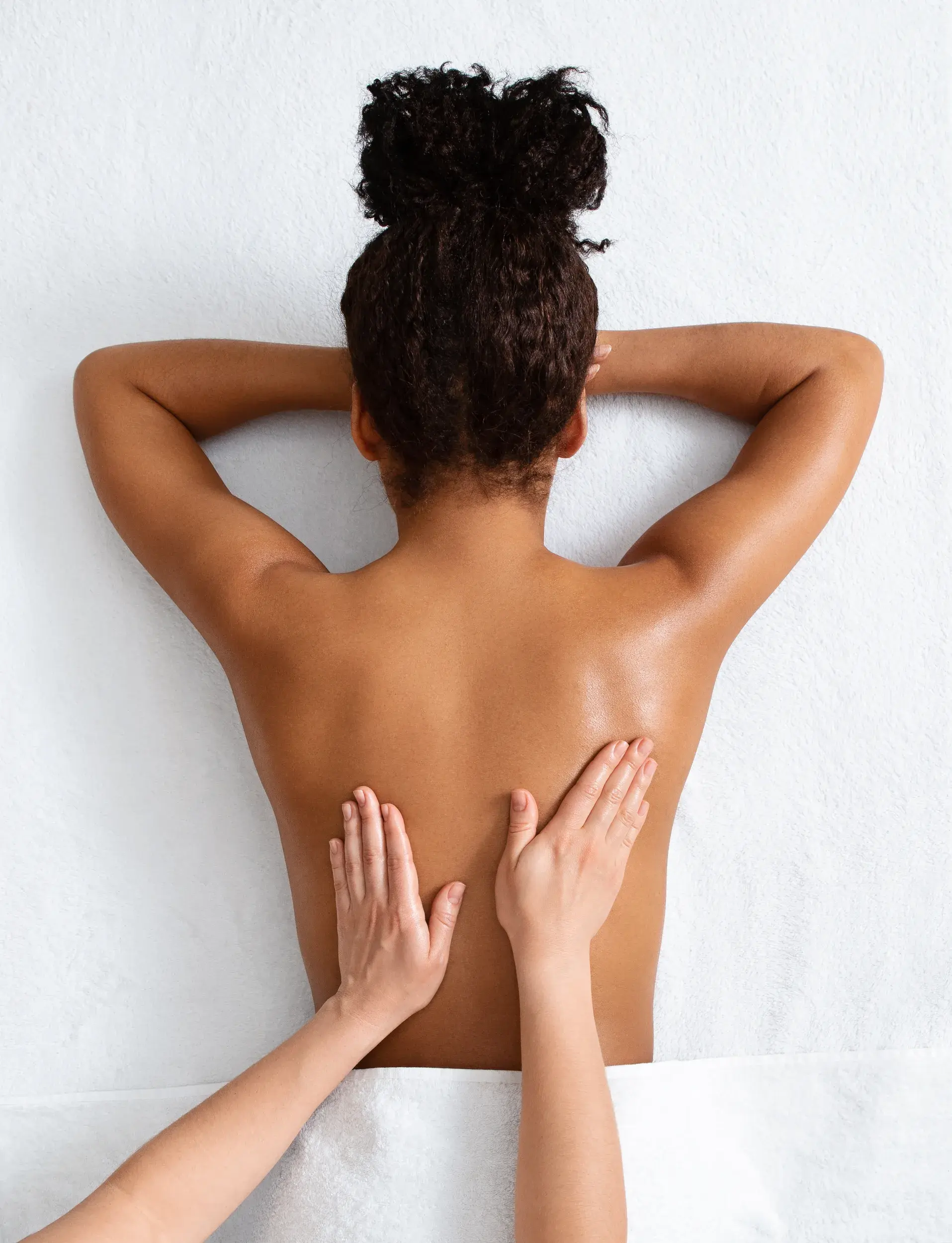 Eine Person erhält eine Massage