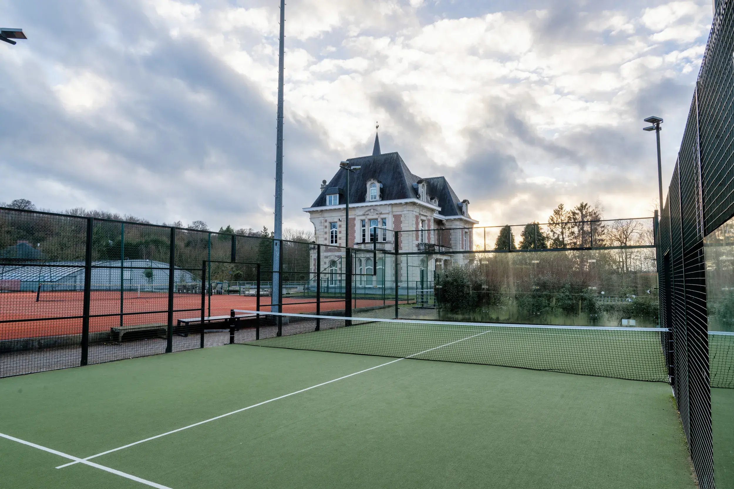 Two people playing Padel