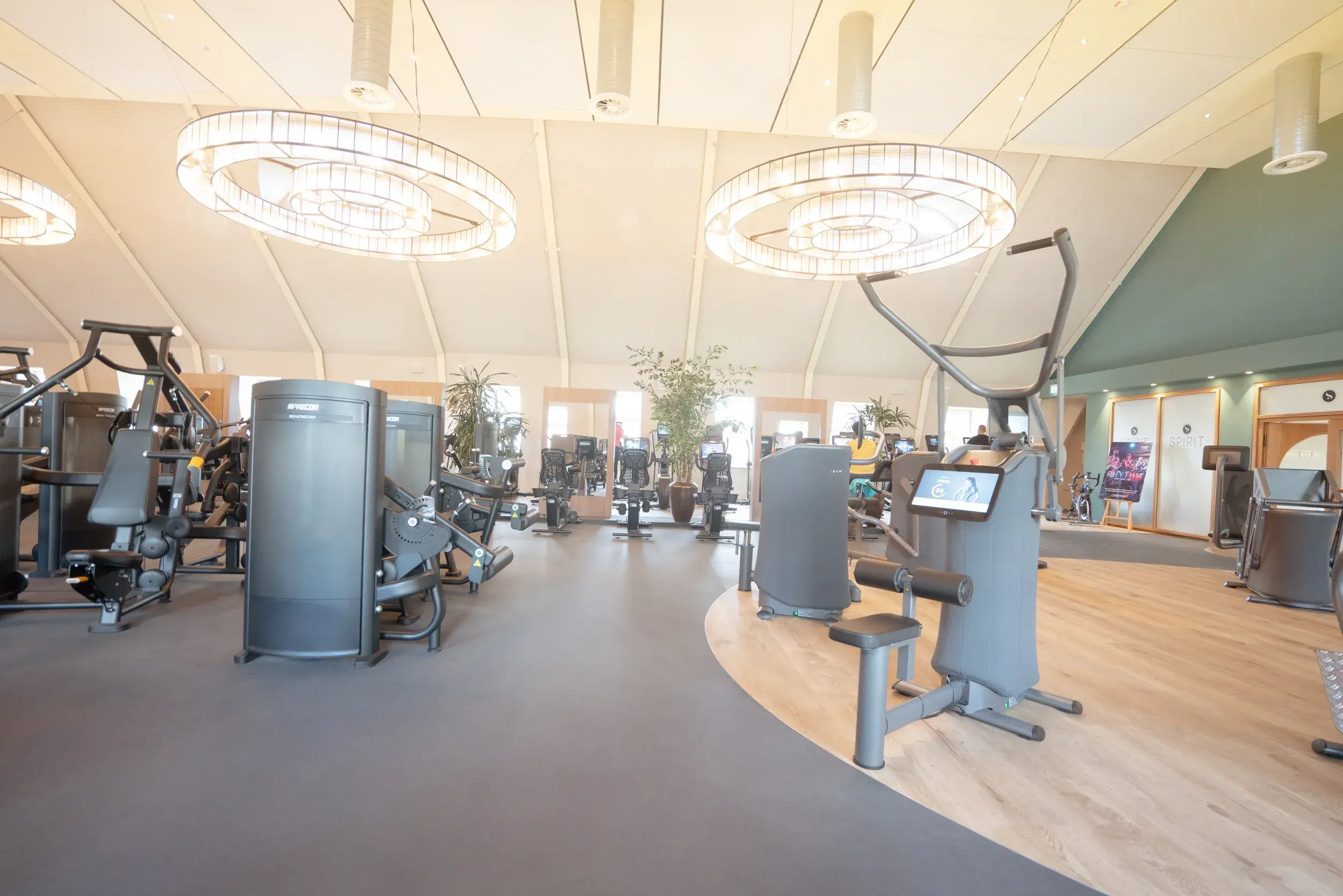 Der Innenbereich eines Fitnessstudios bei David Lloyd Meridian
