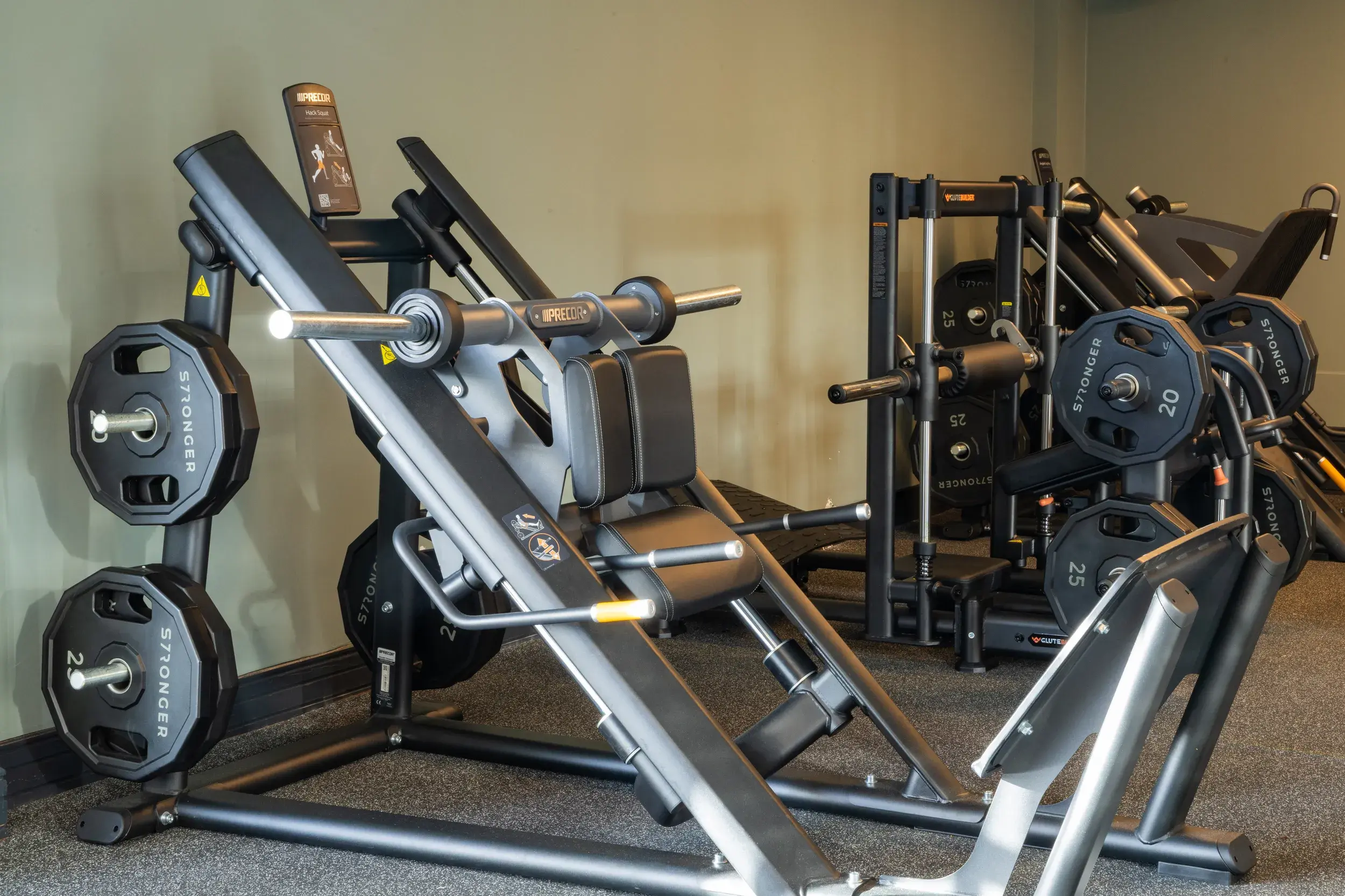 Two women stretching in the gym in Rotterdam Blijdorp