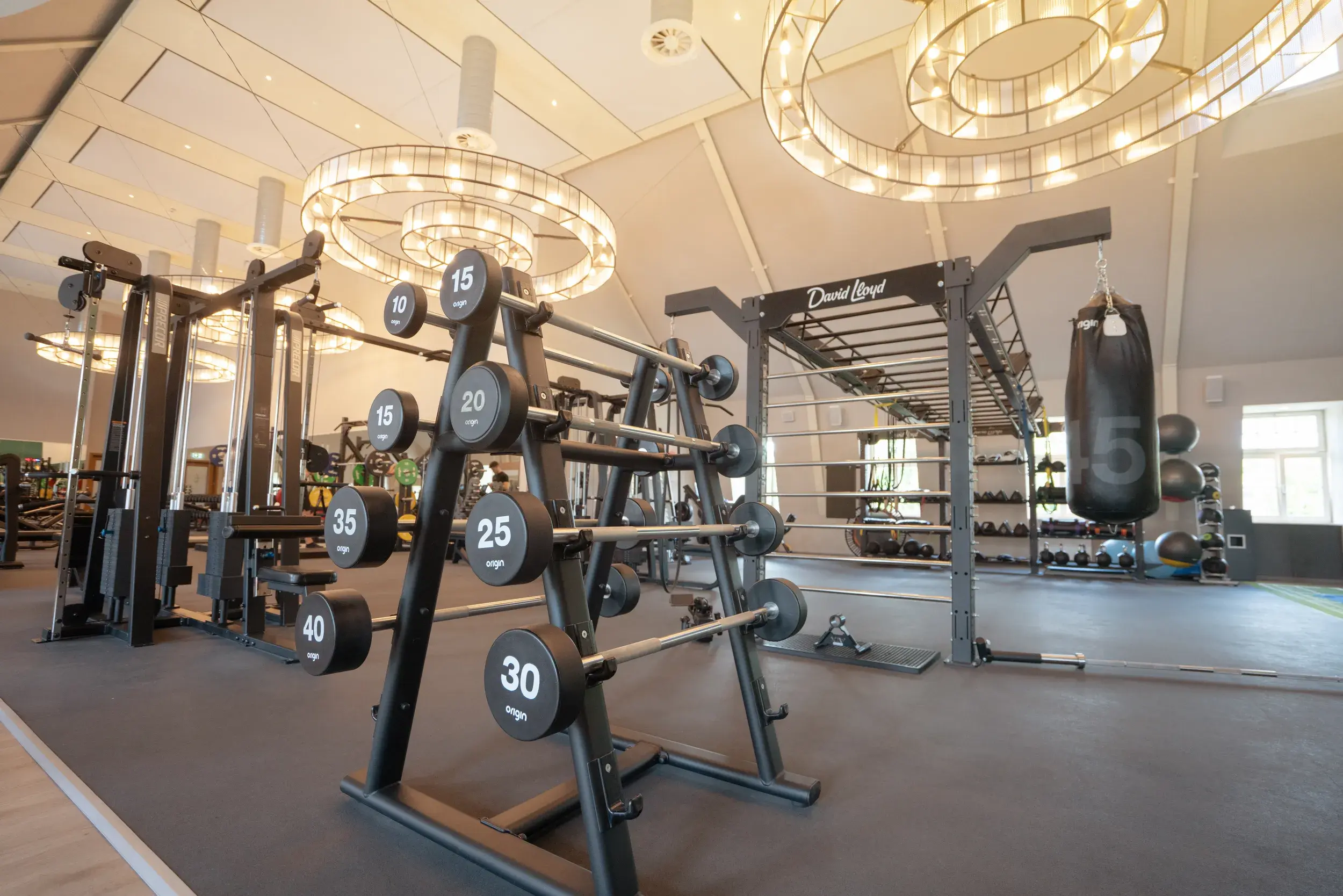 Der Innenbereich eines Fitnessstudios bei David Lloyd Meridian