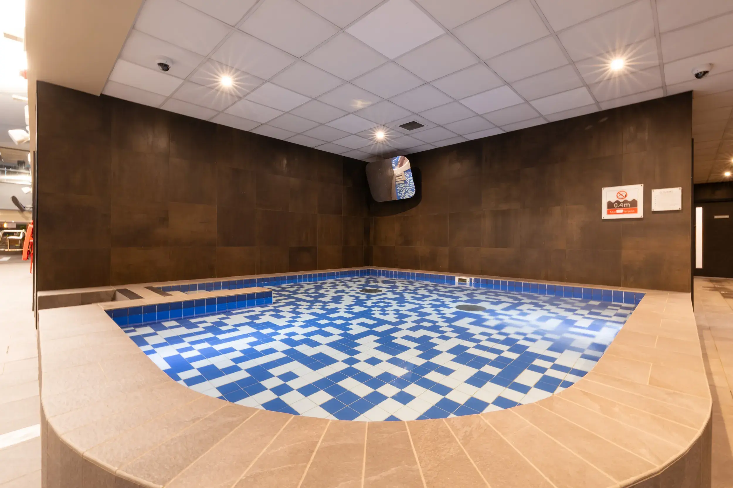 Children's splash pool
