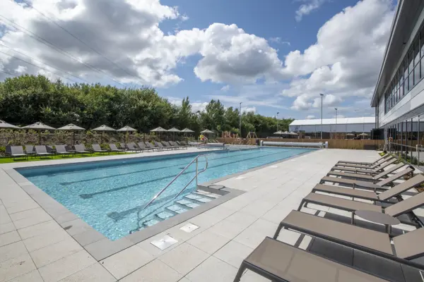 The outdoor pool at David Lloyd Edinburgh Shawfair